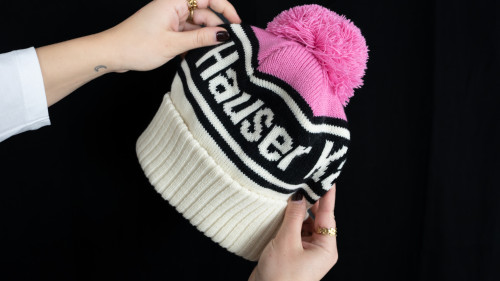 Mütze mit Bommel in Schwarz/Weiß/Pink